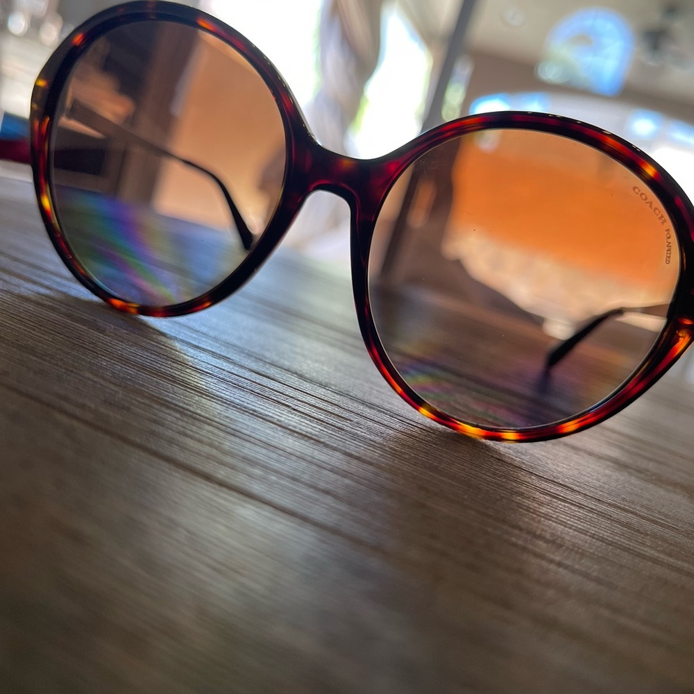 Gorgeous Coach sunglasses!!!This round brownish sunglasses is perfect for summer - Picture 3 of 8